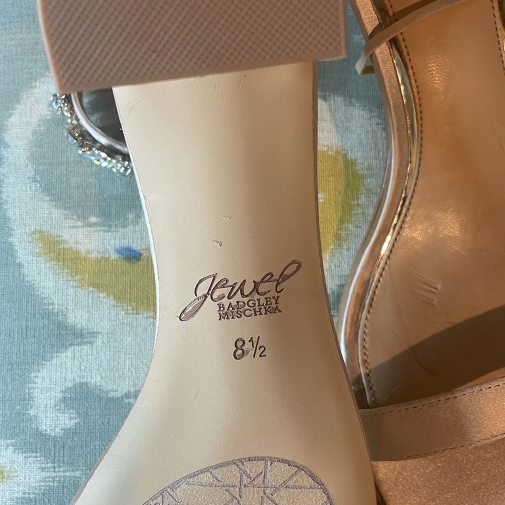 Jewel by bagley Mischka beige statin dress sandals - Picture 4 of 7